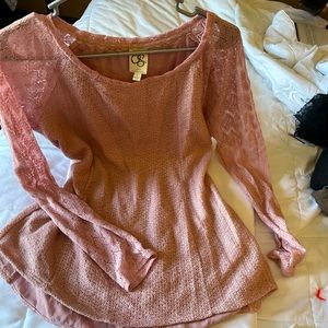 Lisse fit sheer sleeve top with embellished and flowing back L